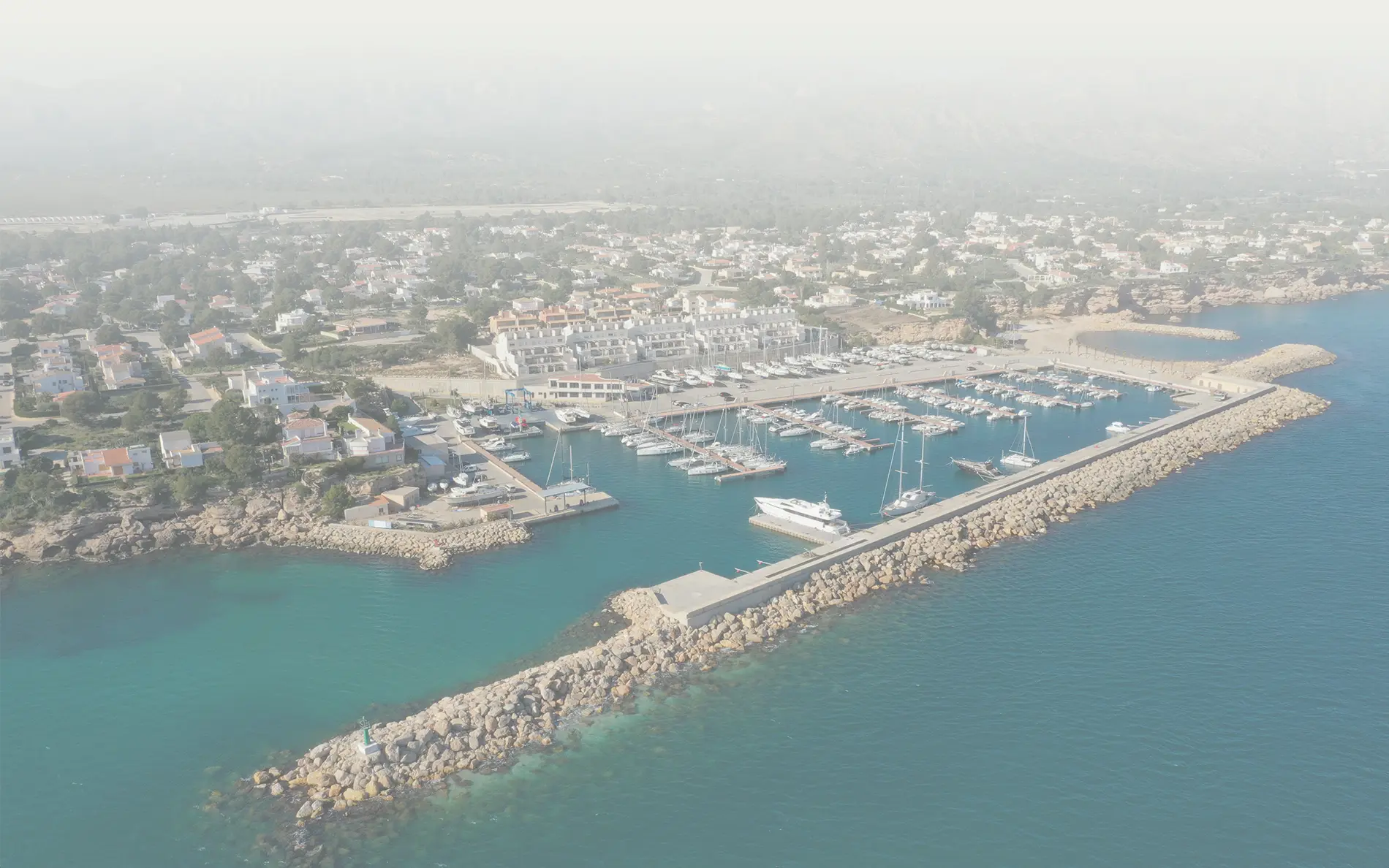 Puerto de Calafat junto al Mediterráneo